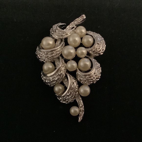 Trifari Jewelry - Vintage Trifari Brooch